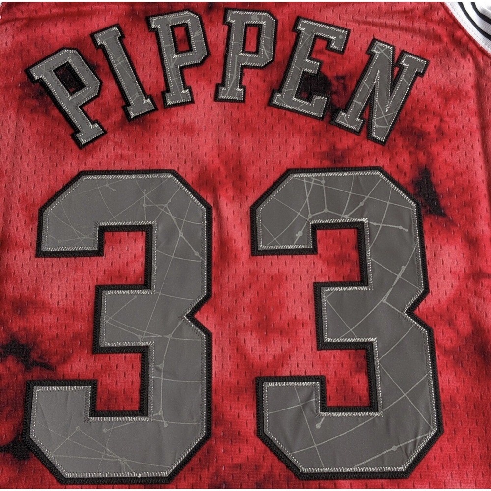 NWT Chicago Bulls Scottie Pippen #33 Mitchell & Ness Swingman Men size MEDIUM - Picture 9 of 10